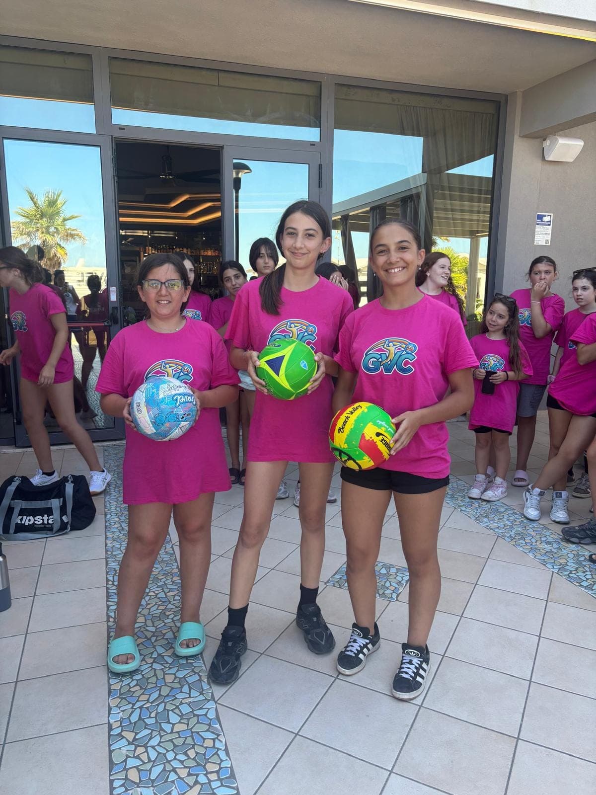 Tre atlete GiocaVolley con i palloni tra le mani